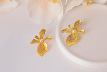 Load image into Gallery viewer, Orchid Gold with Pearl
