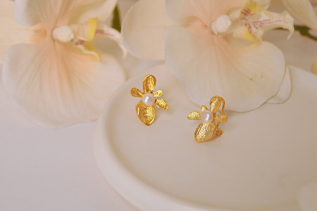Small golden orchid with pearl