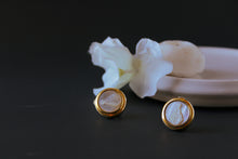 Cargar imagen en el visor de la galería, Golden round religious earring
